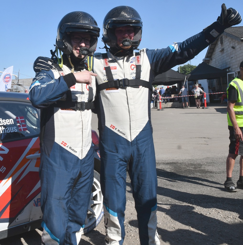 Jacob Madsen (t.v.) kørte sidste år i Peugeot, men er nu mobiliseret med en 4-hjulstrukket Renault Clio Rally3, så de andre kan bare vente sig. Også storebroderen Kenneth (t.h.).
(Foto: Morten Dam - autoMOTIV/specialpress)